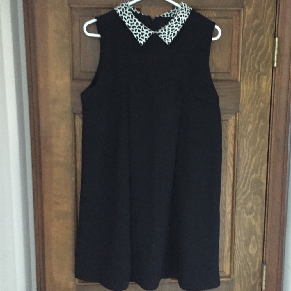 Sleeveless loose fitted collared dress